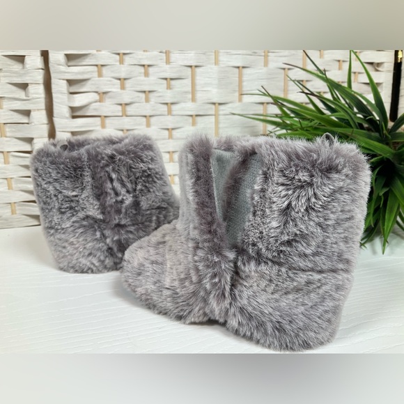 Rising Star Cozy Gray Faux Fur Baby Booties|Boots 6-9 Months - Picture 1 of 9